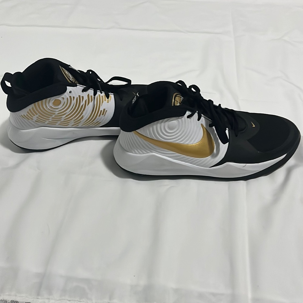 Nike team hustle basketball shoes